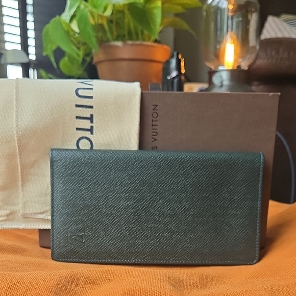 Louis Vuitton Olive Green Taiga Long Leather Men's Wallet - Picture 1 of 12